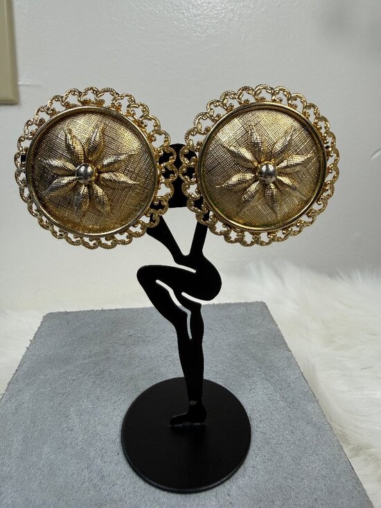 Vintage Jewelry - Vintage Gold Tone Round Clip-on Earrings 2" X 2"